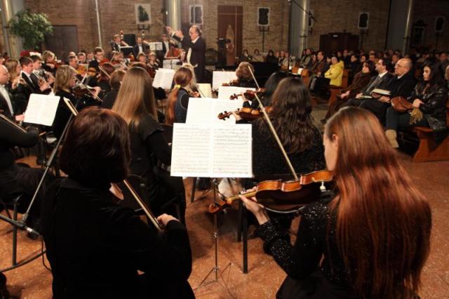 l'Orchestra di Khmelnitsky durante l'esecuzione del Rondò dal Concerto n. 4 di Beethoven